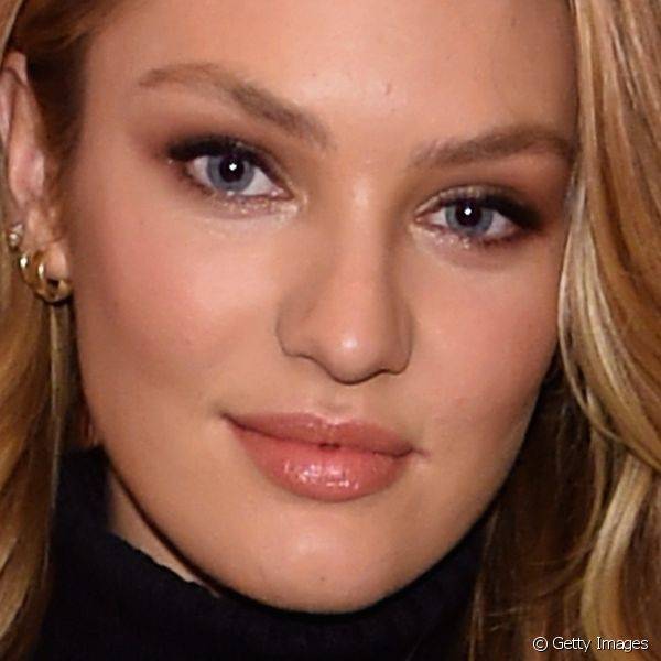A angel da Victoria's Secret escolheu uma maquiagem com olhos brilhosos e  lábios com gloss para evento da marca